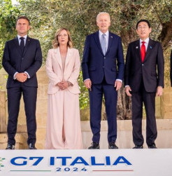 G7 summit appears as throng of "lame ducks"