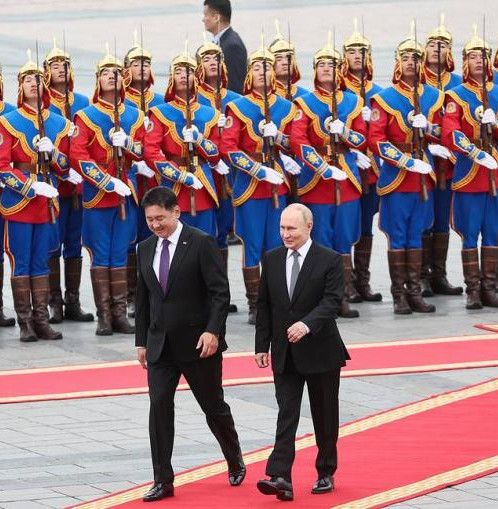 Press review: Putin goes to Mongolia and Berlin gives Kiev free run to use its weapons