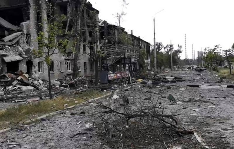 Ukraine says its forces pulled out of Lisichansk to save lives of servicemen