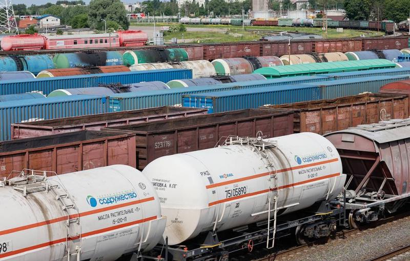 Press review: Lithuania bans rail cargo to Kaliningrad and Kiev pins hopes on EU bid