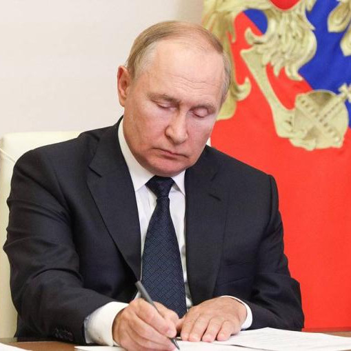 Putin signs decrees to recognize independence of Zaporozhye