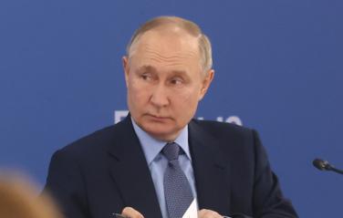 Путин охарактеризовал проблему бюрократии шуткой про автомат Калашникова