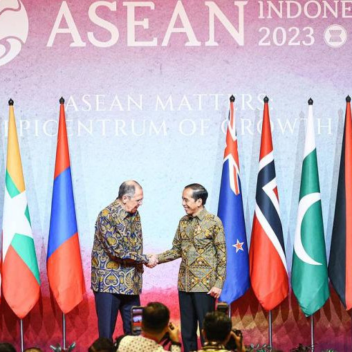 Press review: Lavrov, Blinken both work crowd at ASEAN and no new US nuke sites in Europe