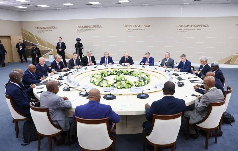 Press review: Putin meets with African summit guests and Kiev seeks NATO naval grain guard