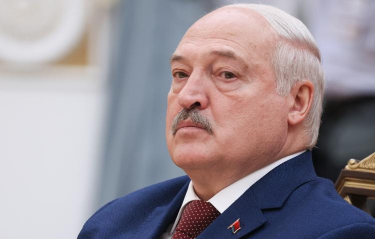 Лукашенко заявил, что власть "растопыренными руками не держат"