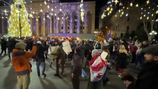 В Тбилиси зажгли огни на новогодней елке у здания парламента