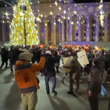 В Тбилиси зажгли огни на новогодней...