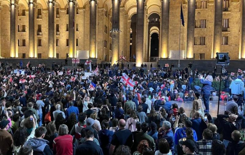 Возле парламента в Тбилиси начались столкновения митингующих с полицией